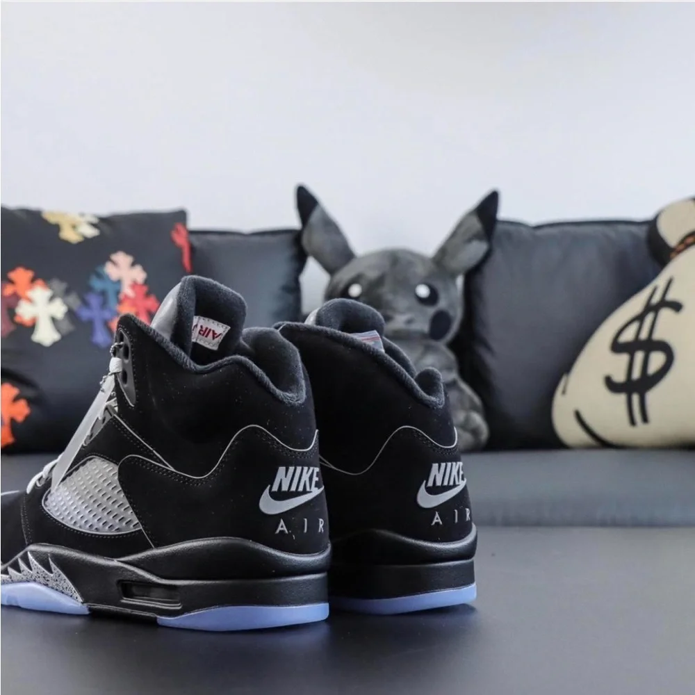 Jordan 5 Metallic Reimagined - Picture 2 of 5